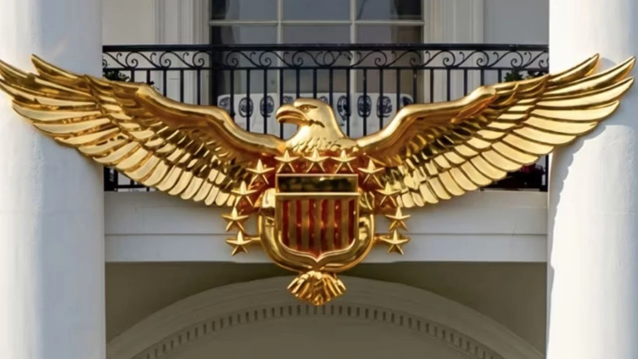 Trump 'Beyaz Saray'a hediye' diye duyurdu: Altın kartal tartışma yarattı