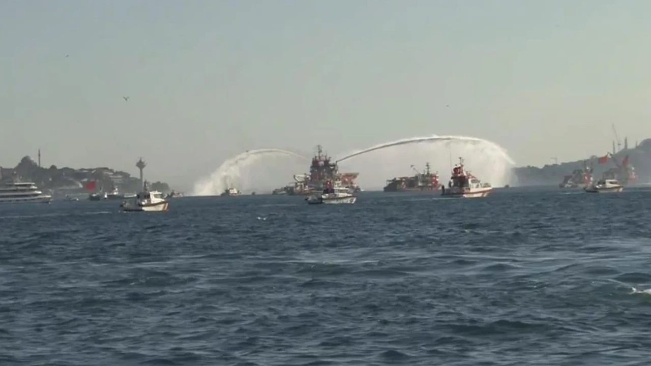 İstanbul Boğazı'nda 15 Temmuz şehitleri için tekne korteji oluşturuldu