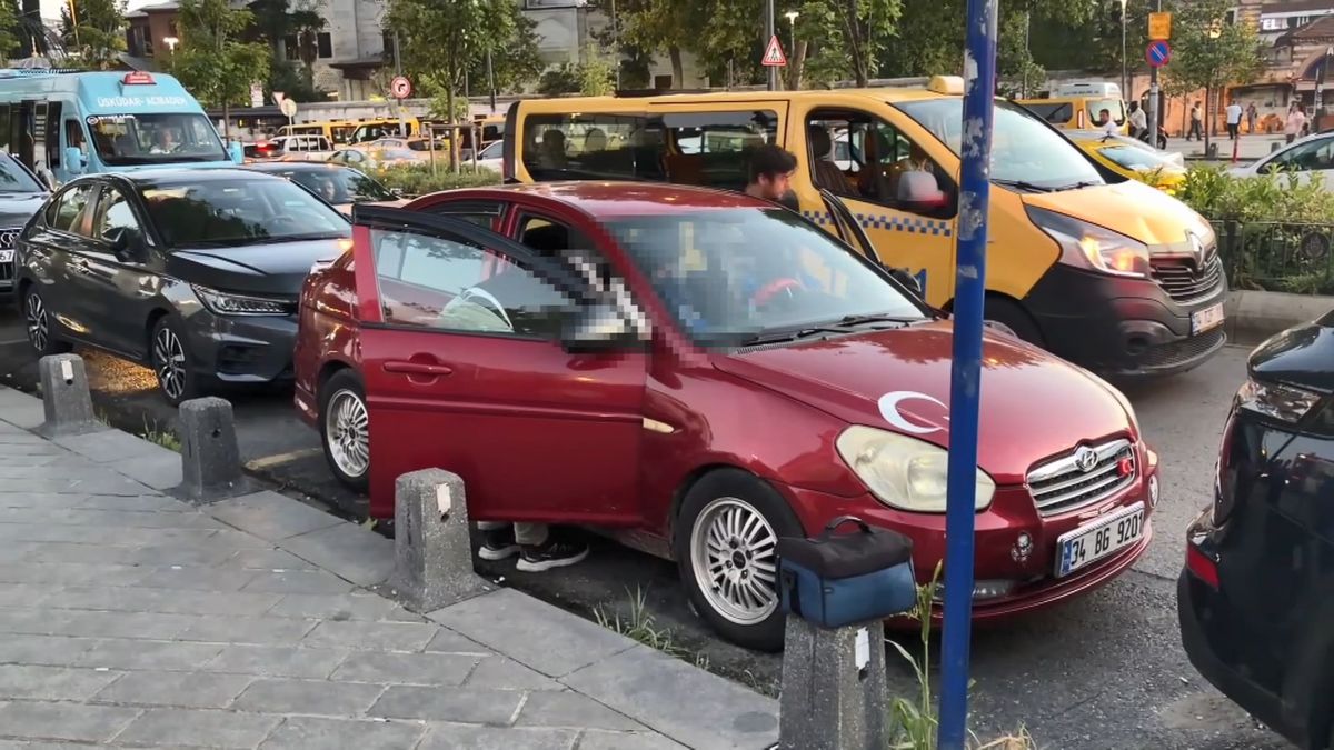 Üsküdar'da park halindeki otomobilde ölü bulundu