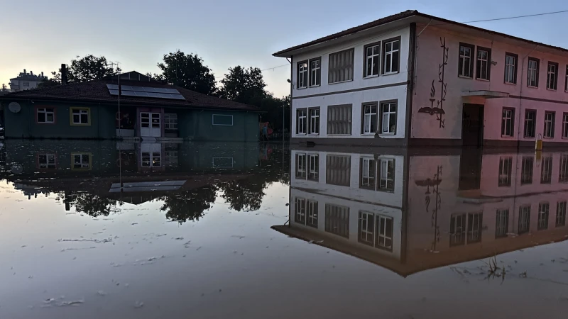 Kastamonu'yu sağanak vurdu: Okulların bahçesi suyla doldu