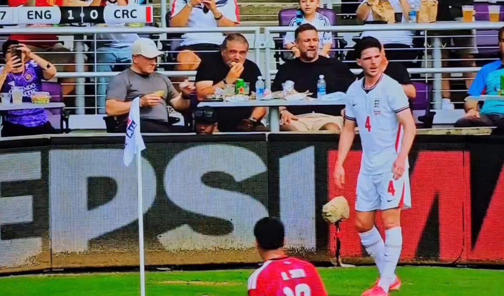 Dünya Kupası öncesi futbol tarihinde bir ilk: Korner direğinde VIP akşam yemeği