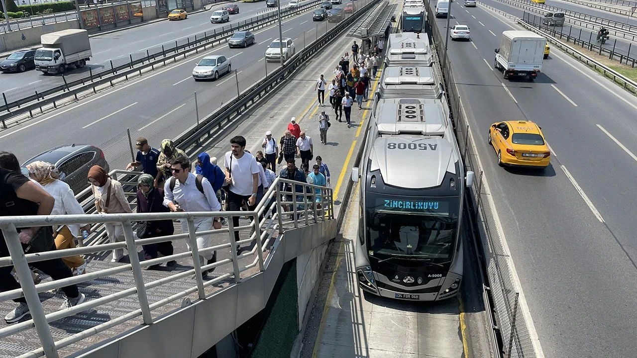 İstanbullular Dikkat: Metrobüs Yarın Köprü Değiştiriyor! 6 İstasyon Tamamen Kapatıldı