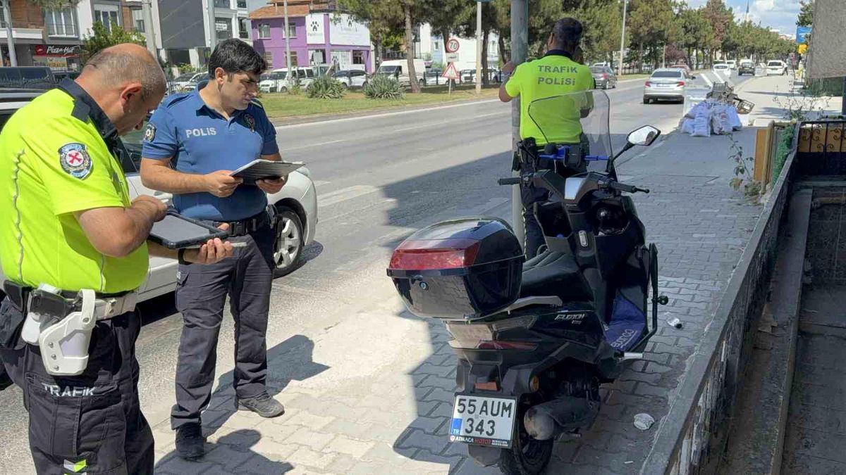 Samsun'da motosiklet devrildi: 2 yaralı