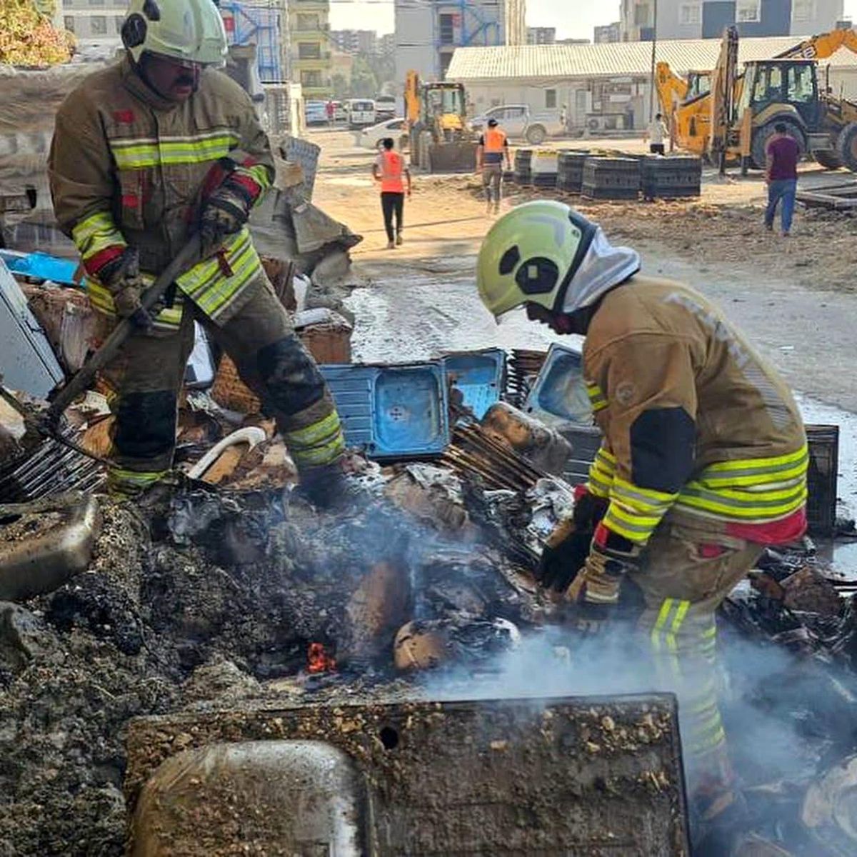 Antakya'da inşaat malzemelerinin bulunduğu alanda yangın çıktı