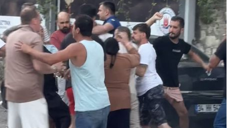 İstanbul'da yaşandı! Yol kavgasında 4 kişiyi bıçakladı! Polis havaya ateş açtı!
