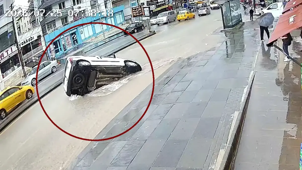 Ankara'da yol çöktü! Hafif ticari araç çukura düştü