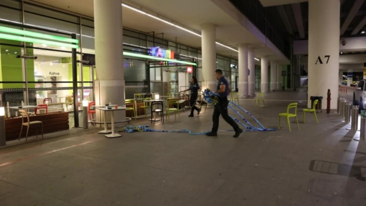 İzmir'de havalimanında bıçaklı saldırı dehşeti! Komiser ve 3 polis memuru yaralandı
