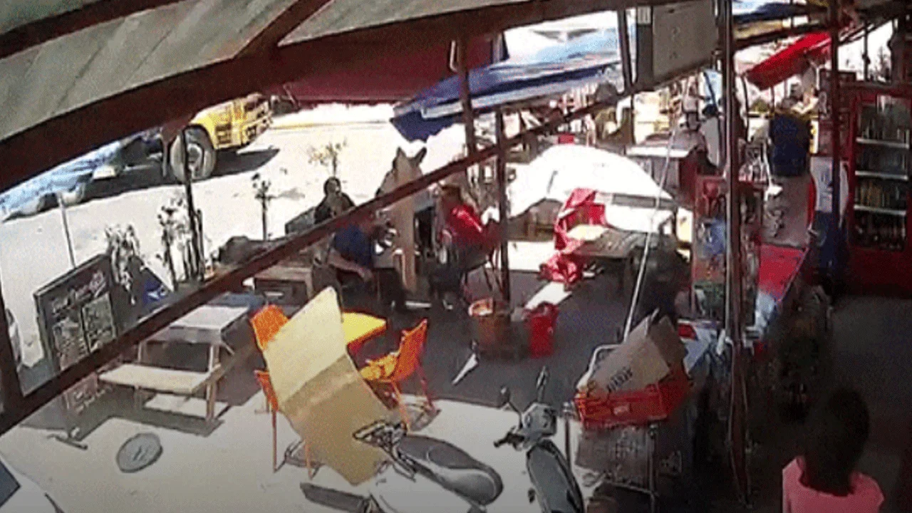 Serik'te hortum paniği: Tente müşterilerin üzerine çöktü!