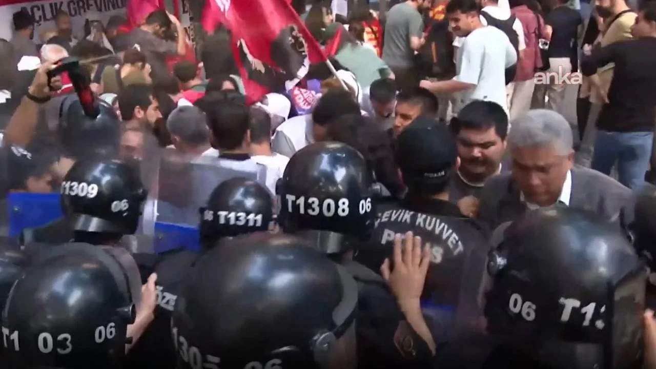 Açlık grevindeki öğretmenlere polis müdahalesi