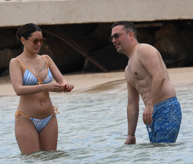 Oğuzhan Koç ve Hazal Subaşı, el ele denize girdi
