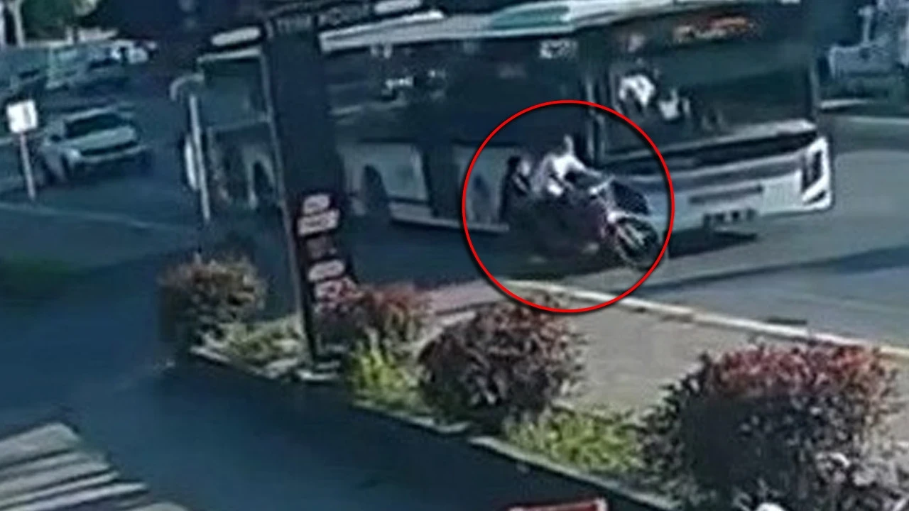 Saniye saniye dehşet: Otobüs şoförü ne yaptıysa engel olamadı
