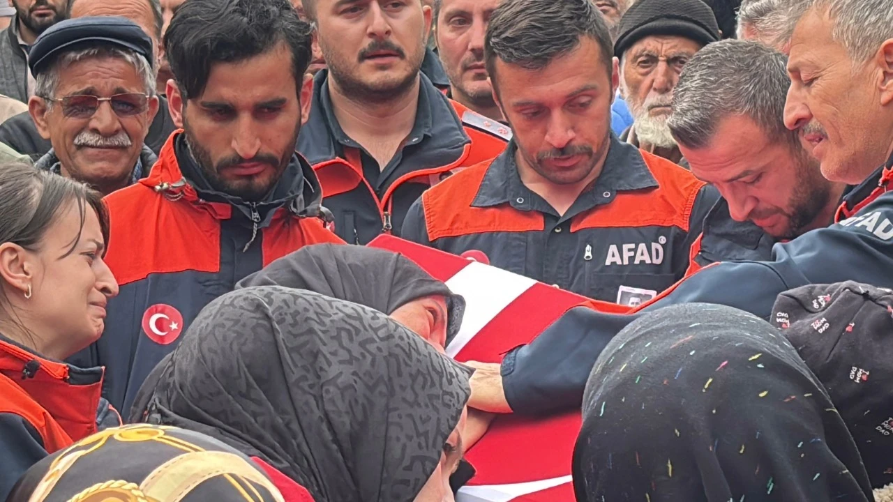 Yürek yakan veda! Eşi tabutuna son kez sarıldı, babası namazını kıldırdı