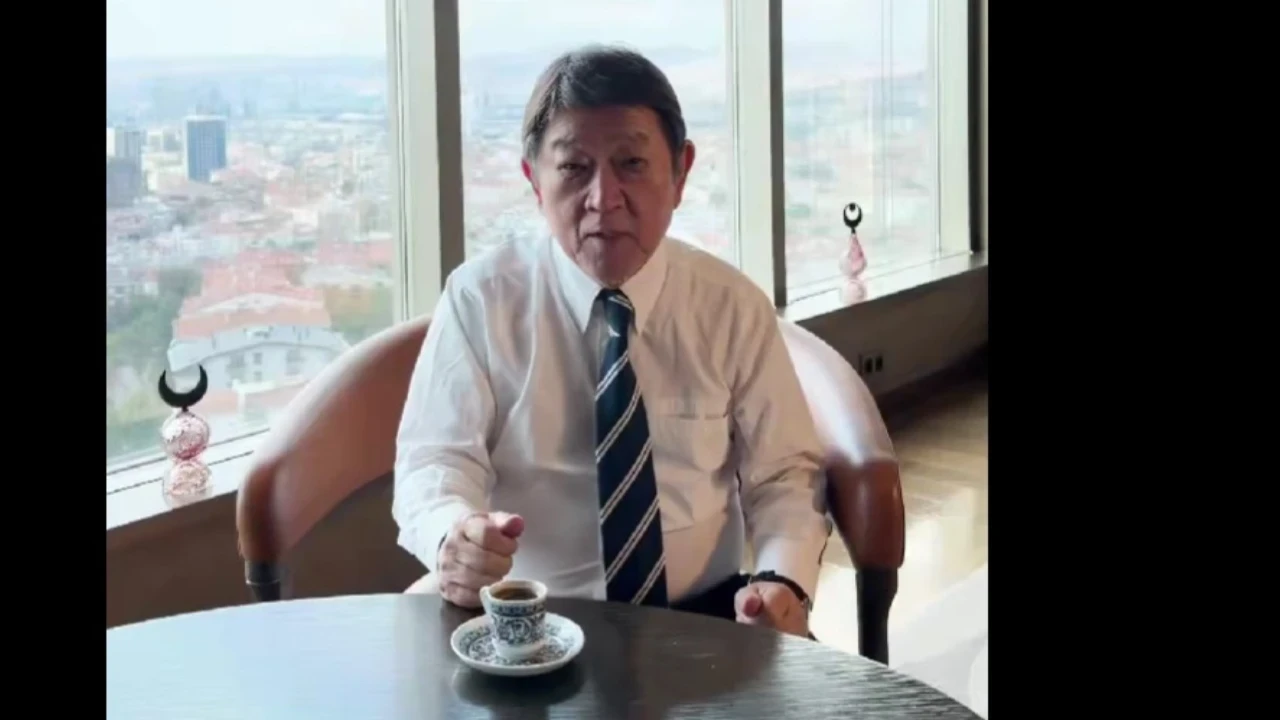 Japon bakanın Türk kahvesi keyfi