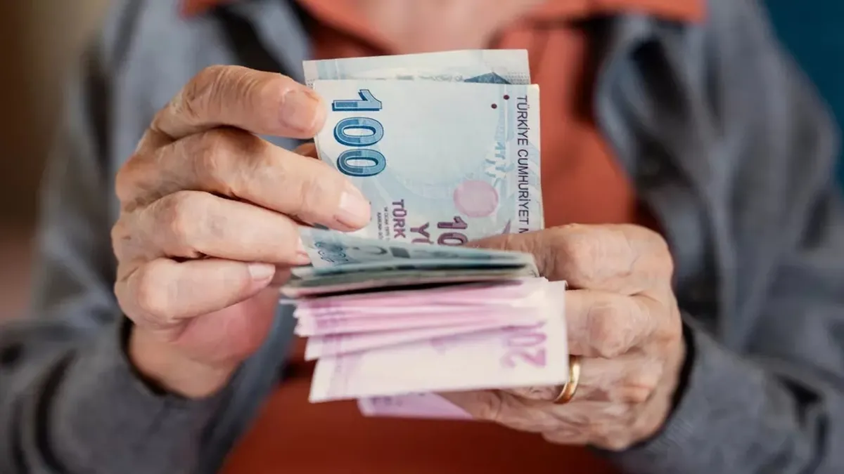EMEKLİ ZAMMI SON DAKİKA! Emekliye yeni düzenleme ve ek ödeme yolda: İşte kök maaş hesabı ve ödeme takvimi