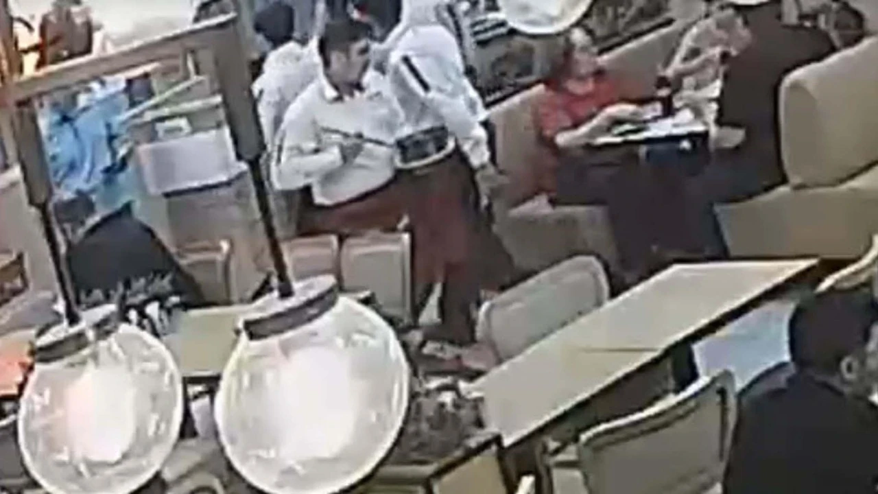 Restoranda feci kaza! Kızgın tereyağı bebeğin üzerine döküldü: Olay anı kamerada