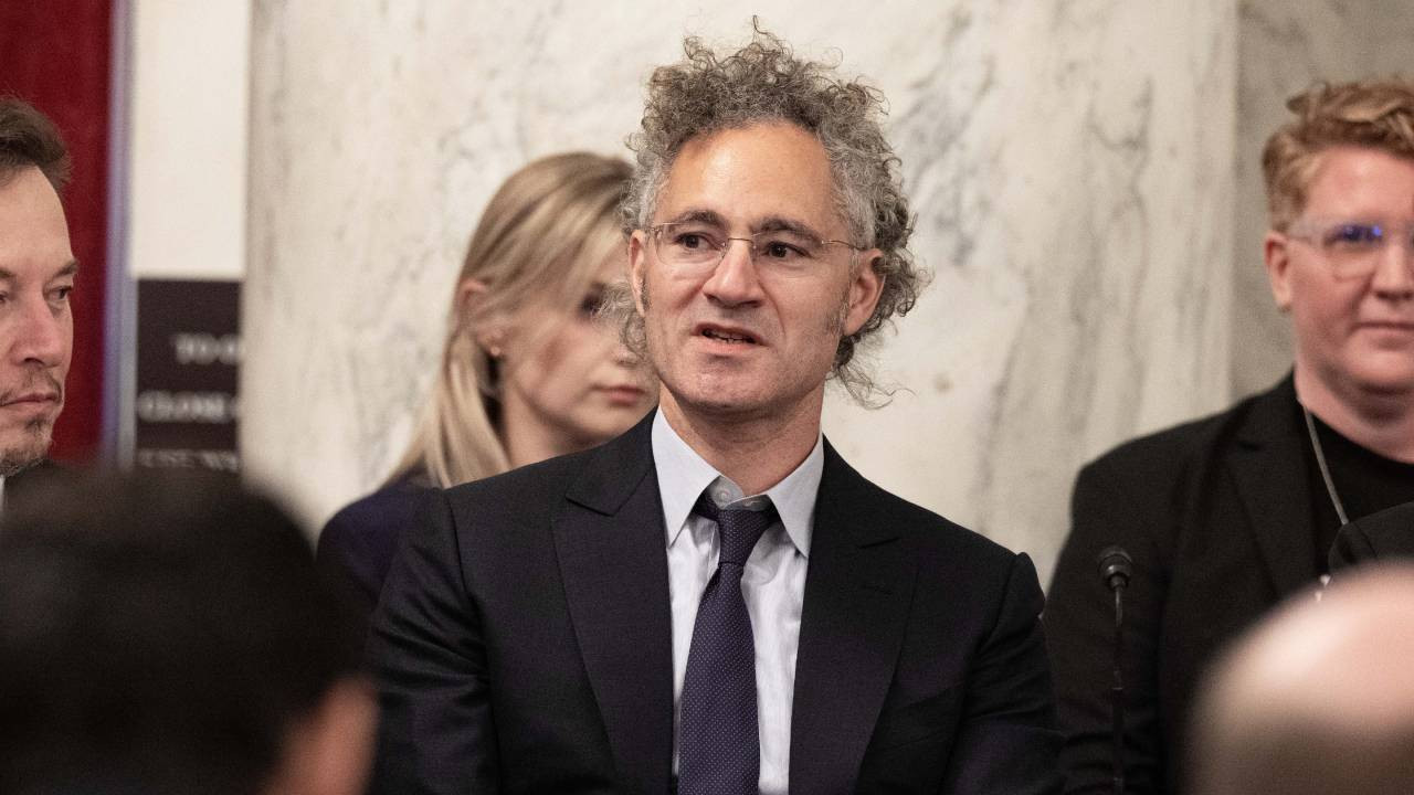 Palantir CEO'su Karp: Aşırı yapay zeka kullanımı porno bağımlılığı gibi