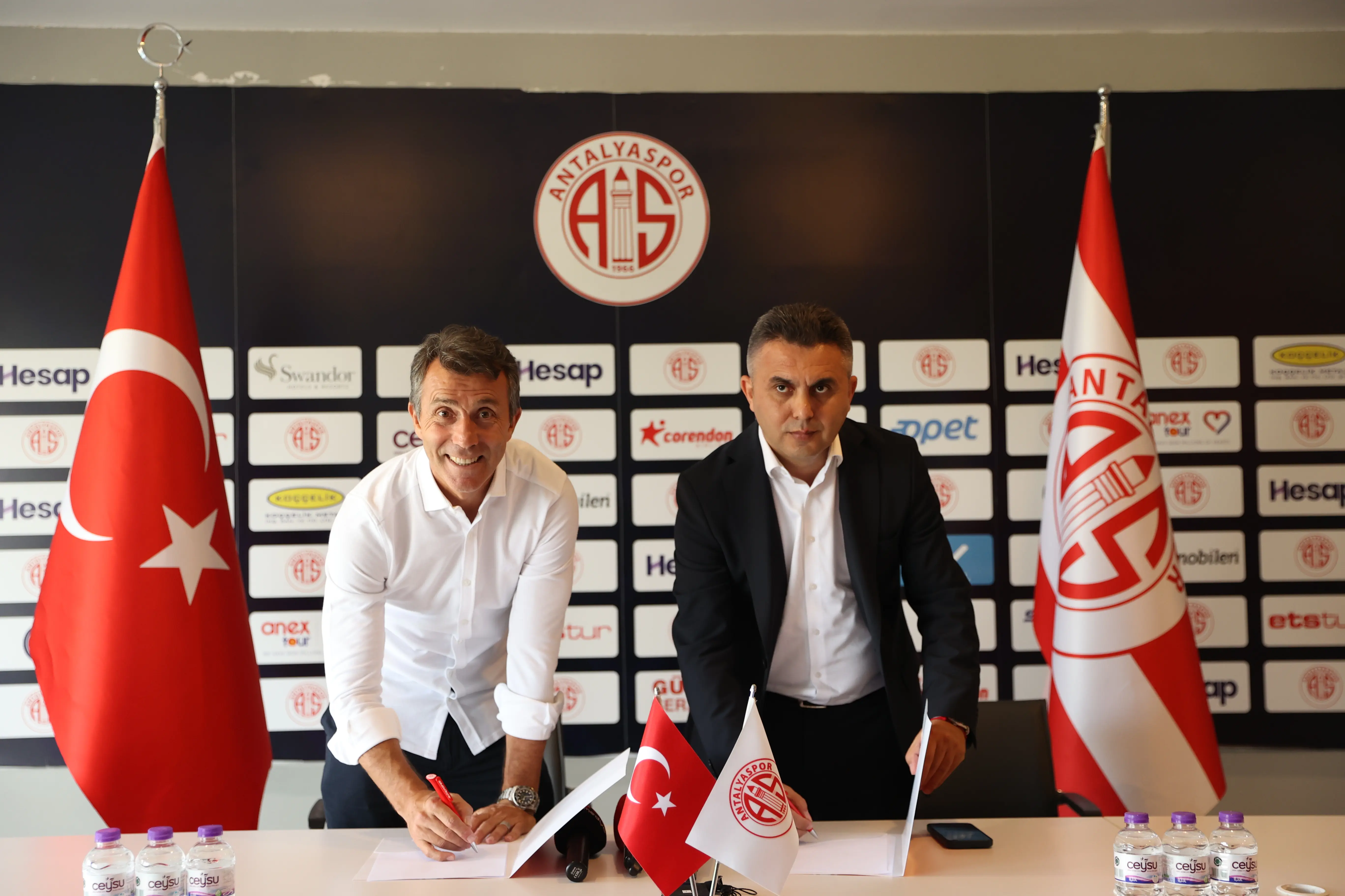 Antalyaspor'un yeni teknik direktörü Bülent Korkmaz oldu