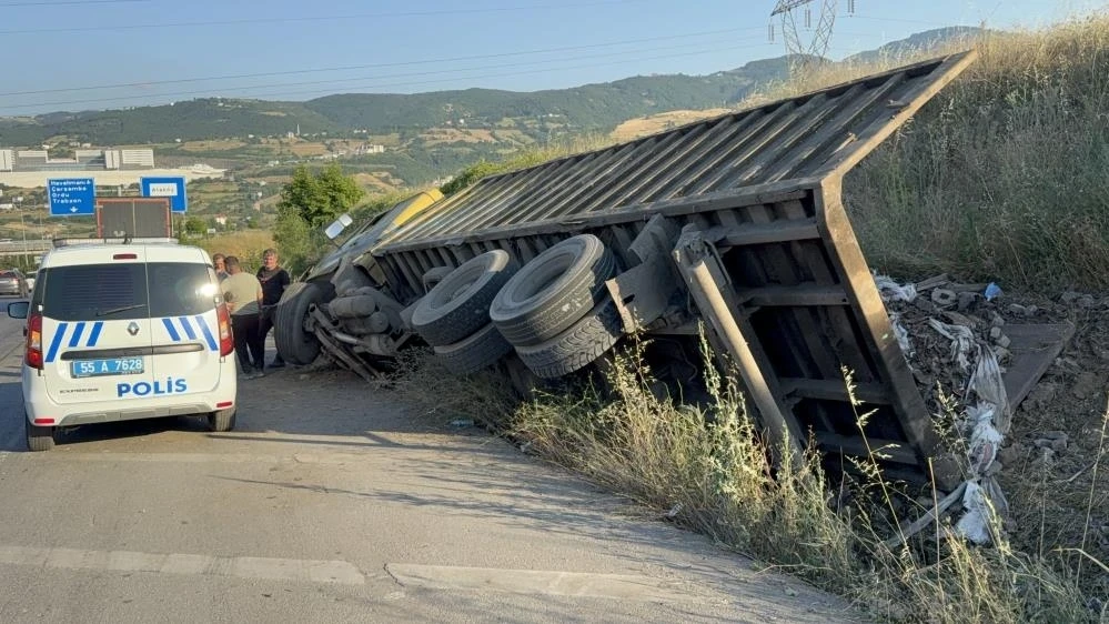 Samsun'da faciadan dönüldü! Hurda yüklü kamyonun freni patladı