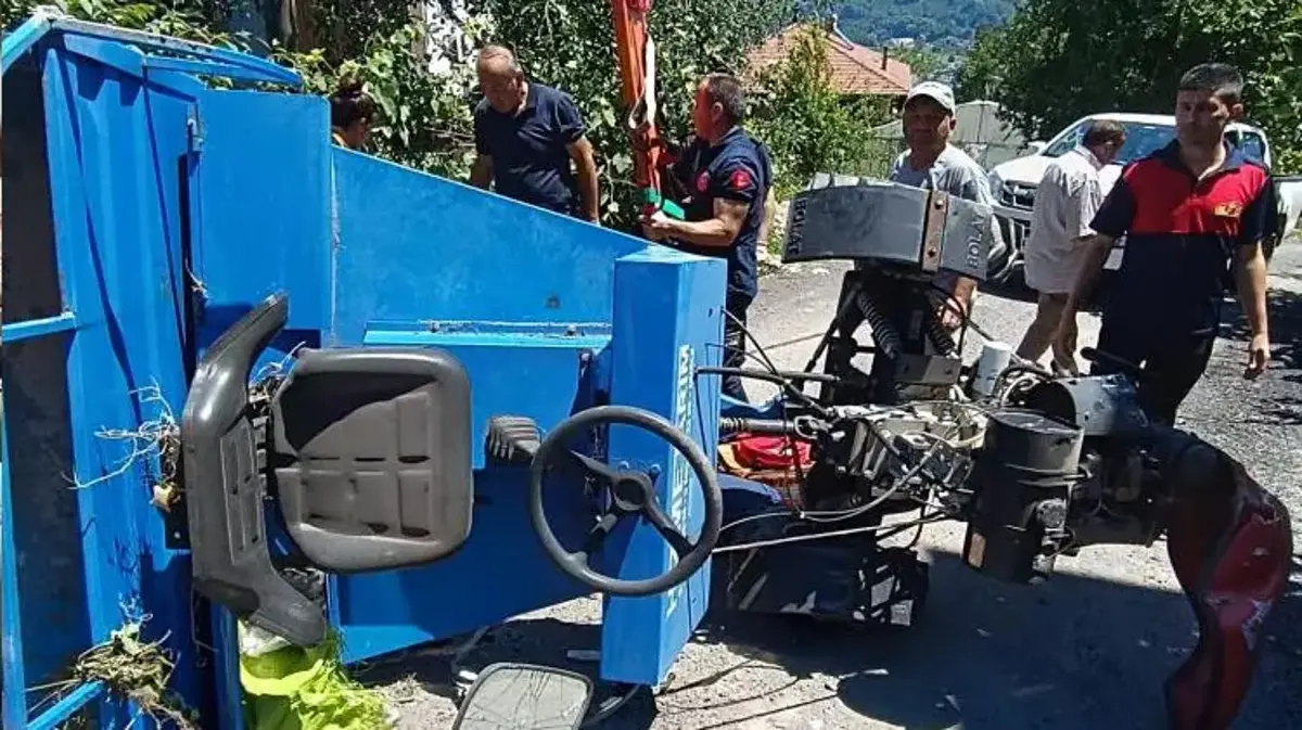 Alaplı'da tarım aracının devrilmesiyle 2 kişi yaralandı