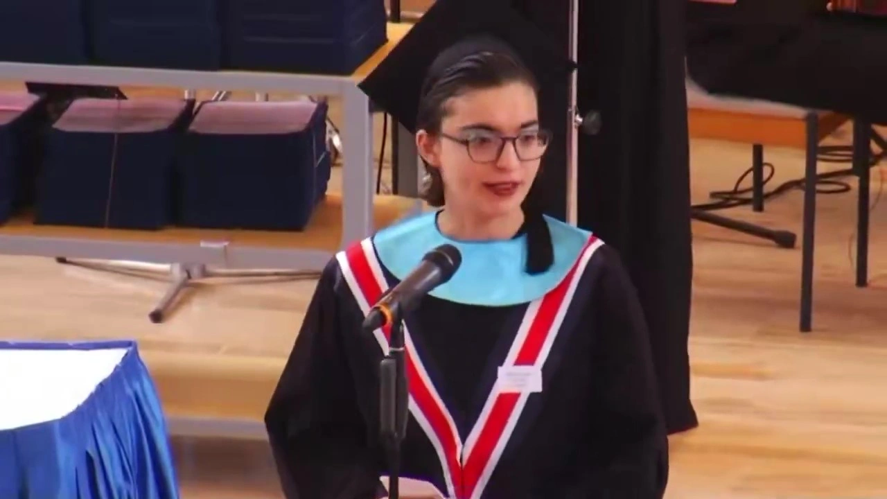 Üniversite mezuniyetinde 1'incilerinin konuşması gündem oldu: Tüm salon ayakta alkışladı