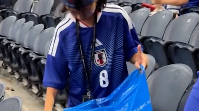 Dünya Kupası’nda Japon taraftarlar yine örnek oldu: Maç bitti tribünleri temizlediler