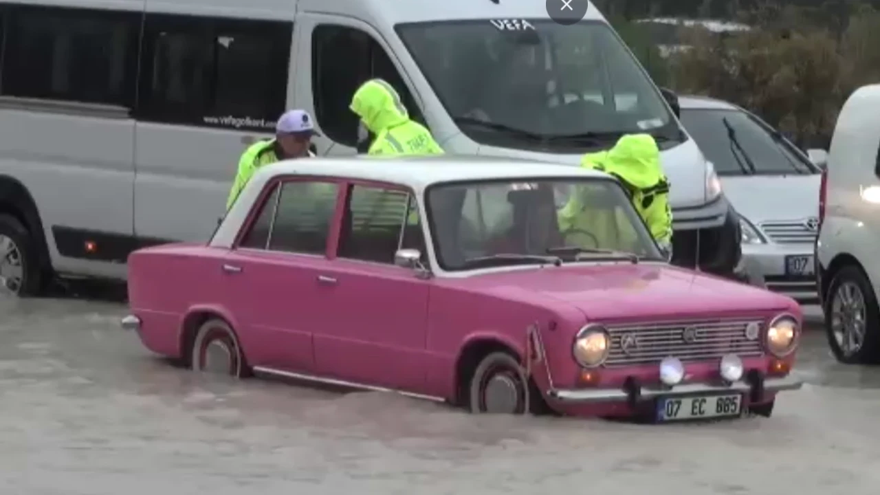 Burdur'da evleri su bastı, yollar kilitlendi