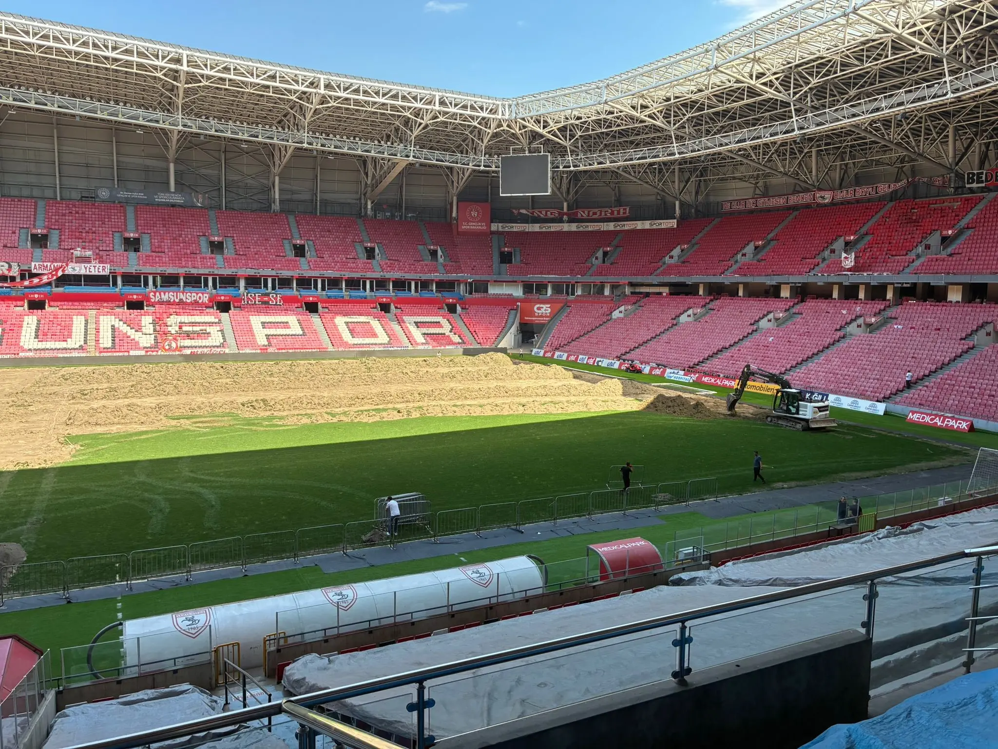 Samsunspor stadının zemininde bakım ve onarım çalışmaları sürüyor