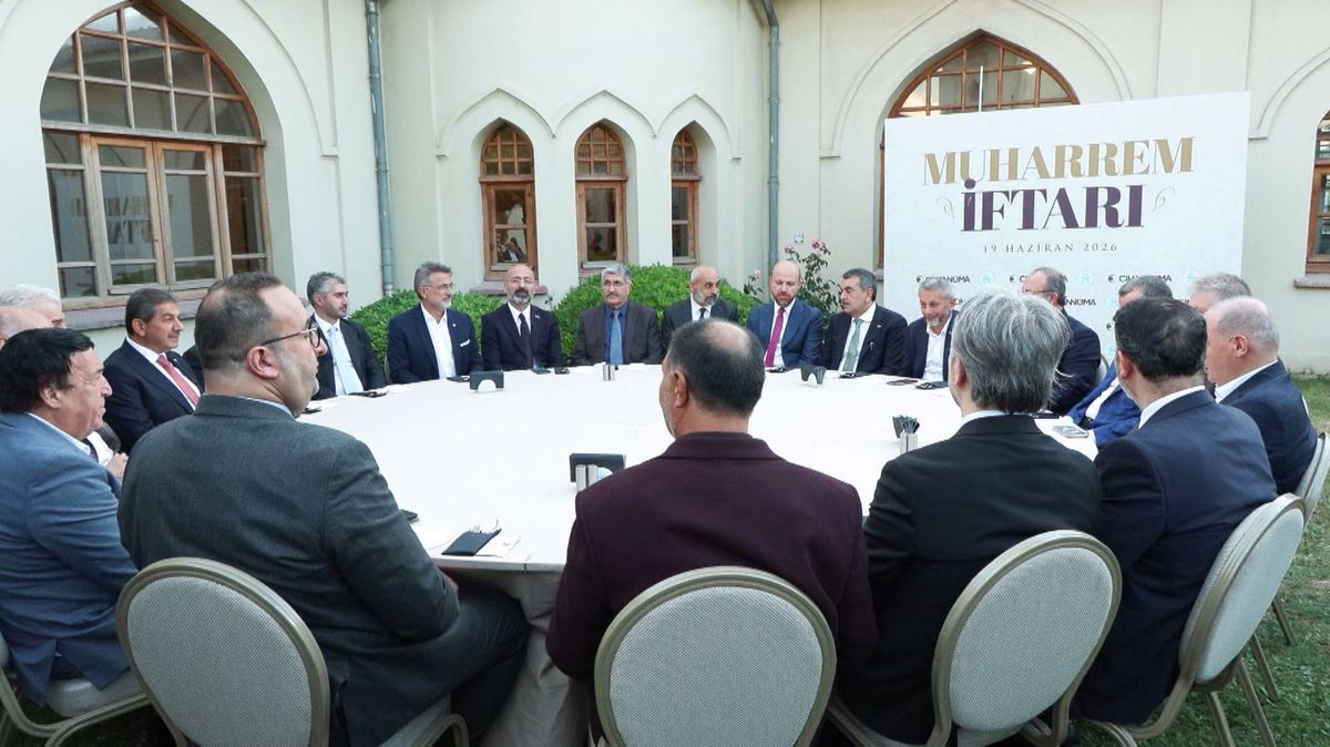 Yenikapı Mevlevihanesi'nde Muharrem Ayı İftar Programı: Bakan Tekin ve Bilal Erdoğan Bir Araya Geldi