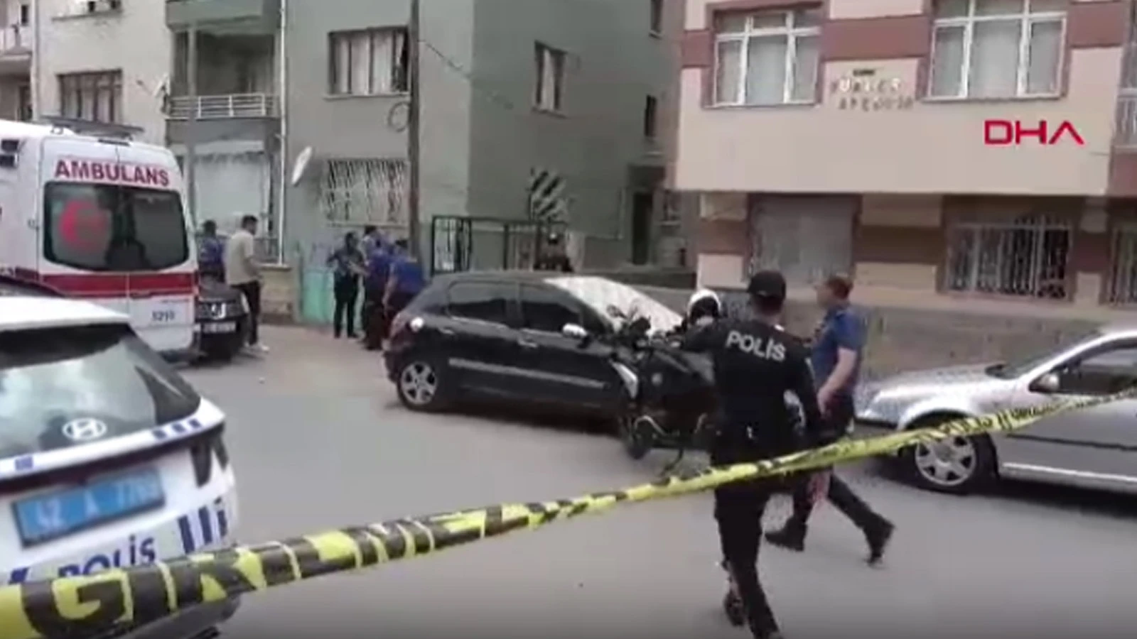Tartıştığı üvey annesi ve kız kardeşini boğazlarını keserek öldürdü