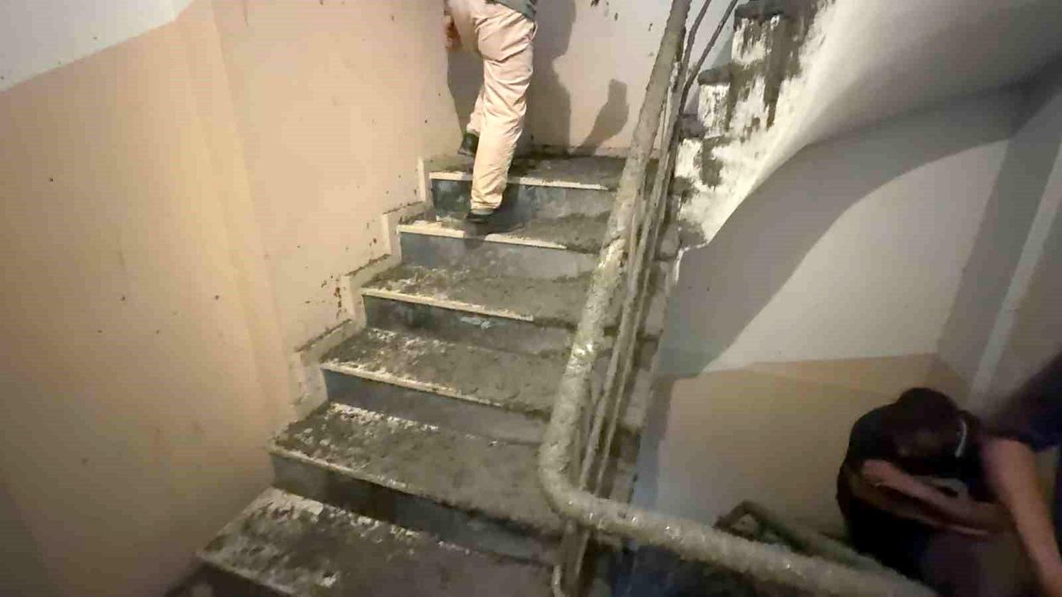 Arnavutköy'de inşaatta beton dökülürken 6 katlı binanın duvarı patladı: Yüzlerce kilo beton bina içerisine doldu