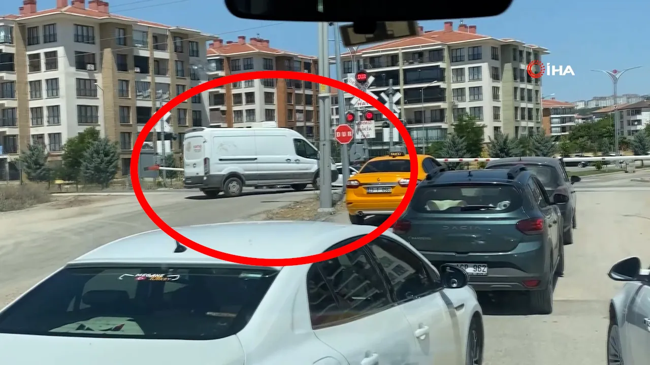 Hemzemin geçitte pes dedirten görüntüler! Kapalı bariyerlerin arasından geçtiler