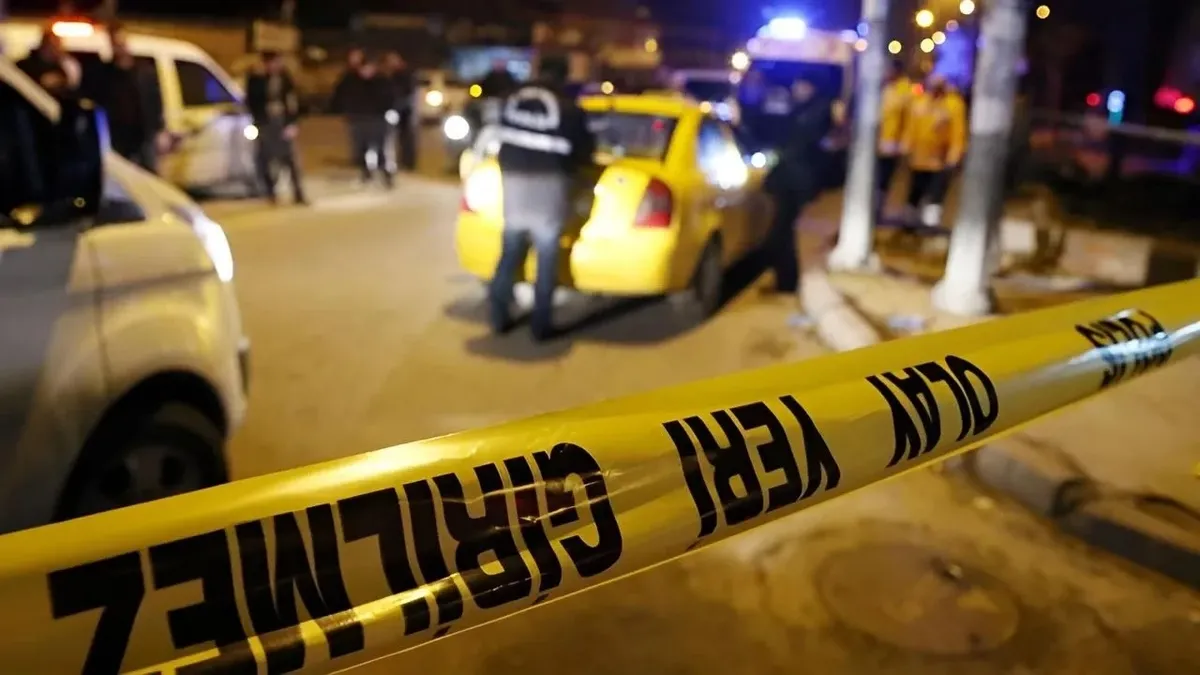 İzmir'de olaylı gece! Silahlar patladı, ortalık savaş alanına döndü: 3 yaralı