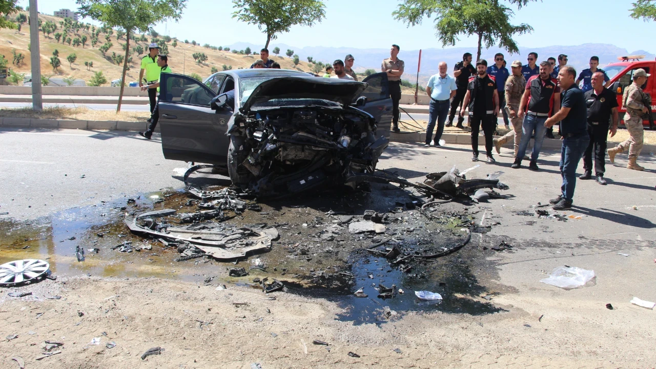 Karşı şeride geçen otomobil faciaya yol açtı: Ölü ve yaralılar var