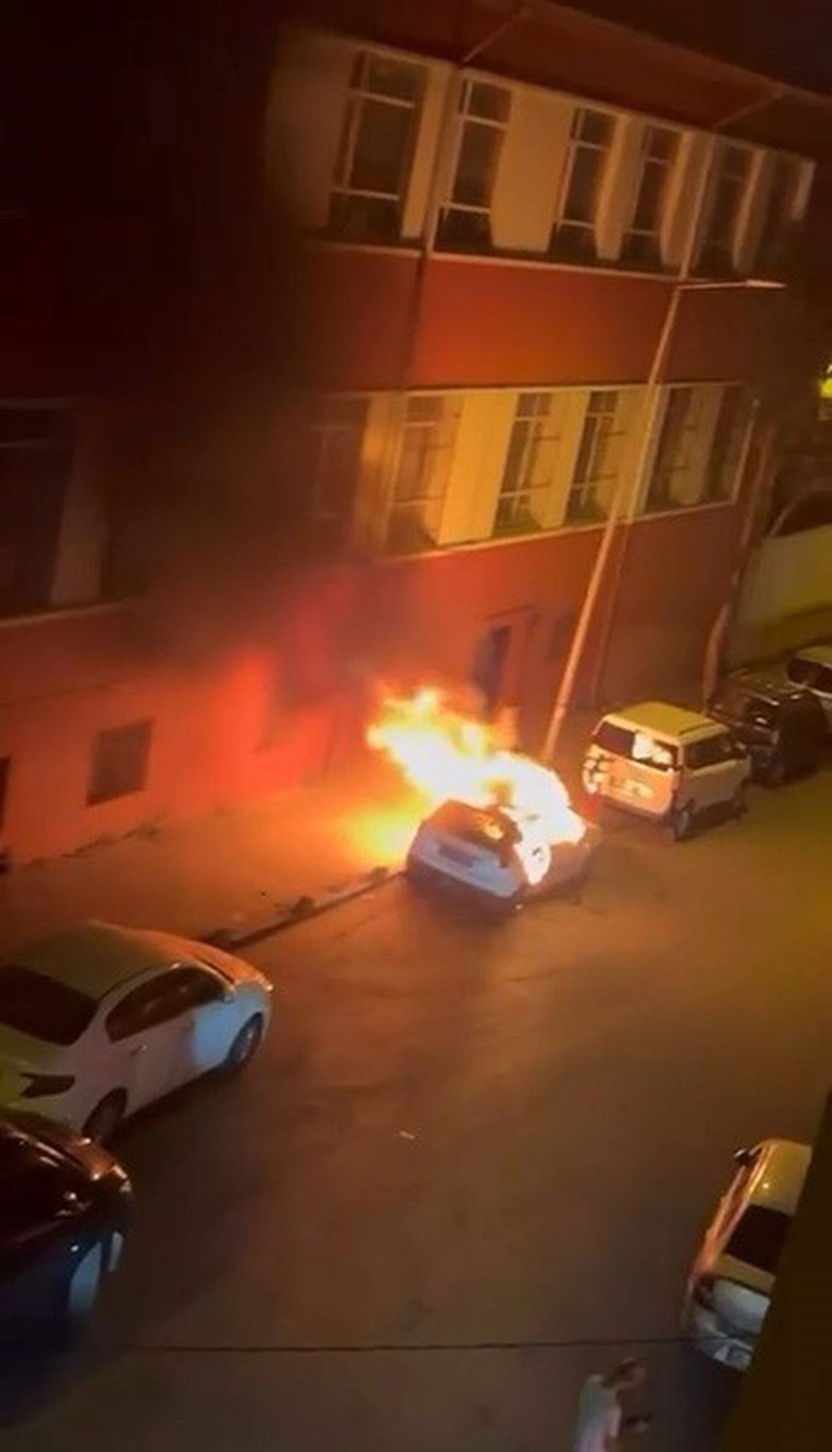42 suç kaydı olan şüpheli, park halindeki otomobili tinerle yaktı