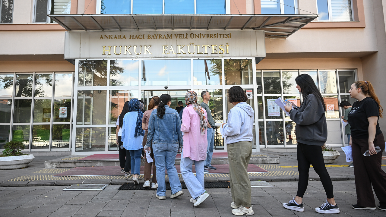 400 bine yakın öğrenmen adayı başvurdu! Milli Eğitim Bakanlığı Akademi Giriş Sınavı'nın ilk oturumu başladı
