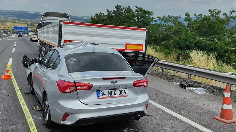 Otomobil, TIR'a arkadan çarptı: 1 ölü, 6'sı çocuk 8 yaralı
