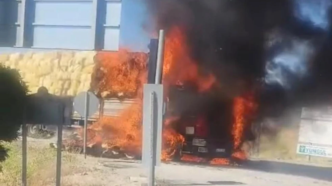 Malatya'da saman yüklü tırda yangın: Araç kullanılamaz hale geldi