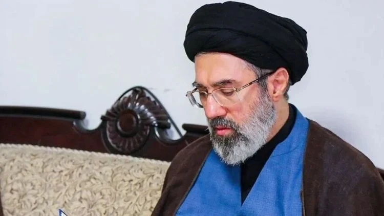 İran lideri Hamaney'den babasının cenaze töreniyle ilgili önemli karar
