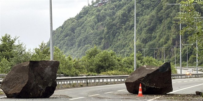 Rize'de yamaçtan kopan kaya parçaları yola düştü