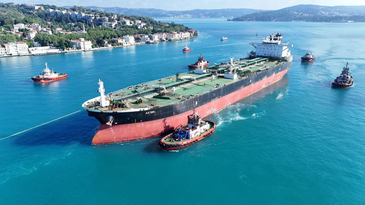 Ukrayna'nın vurduğu dev tanker İstanbul Boğazı'ndan geçirildi