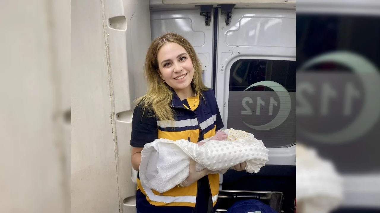 Hamile kadın ambulansta doğum yaptı
