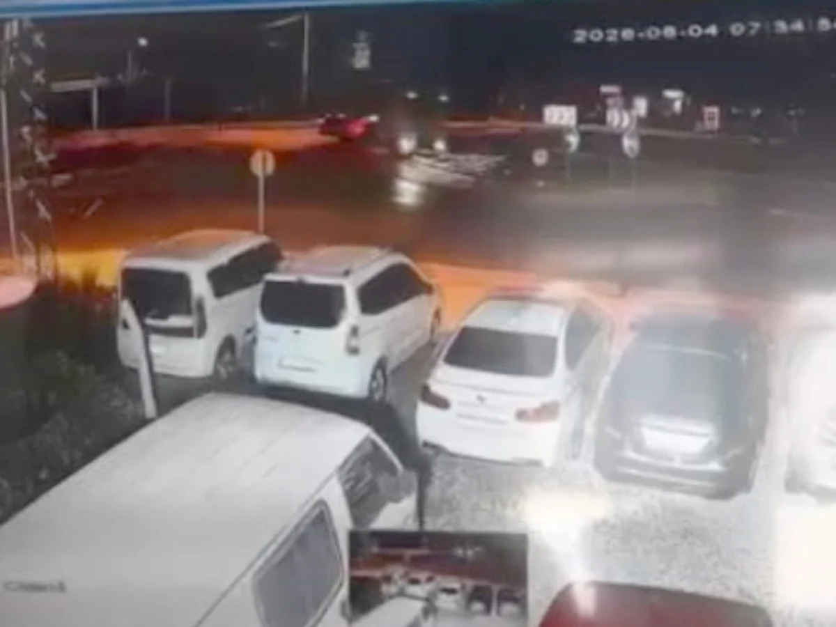 Gaziantep'te arpa taşıyan tır devrildi