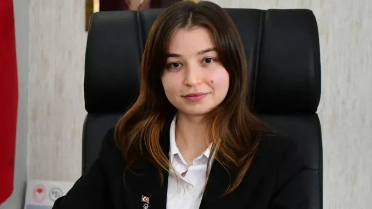 Atatürk paylaşımı tepki çekmişti... AK Partili Rümeysa Eker istifa etti!
