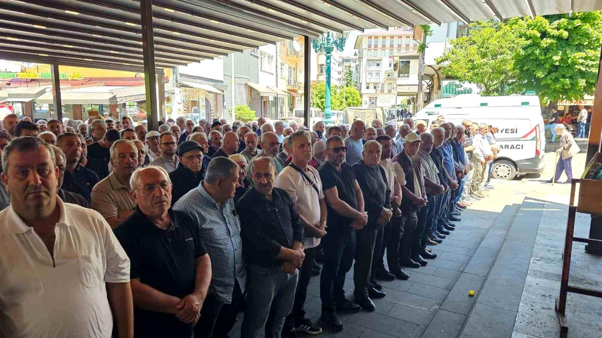 Rize'deki kazada hayatını kaybeden yaşlı çift son yolculuğuna uğurlandı