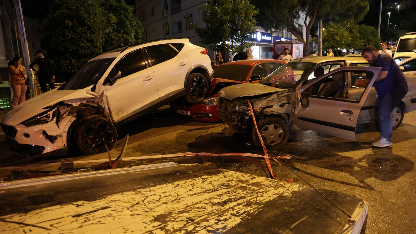 Seyir halindeyken kalp krizi geçirip park halindeki araçlara çarpan sürücü hastanede öldü