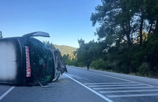 Antalya'da feci kaza! Tur otobüsü ile otomobil çarpıştı: Ölü ve yaralılar var