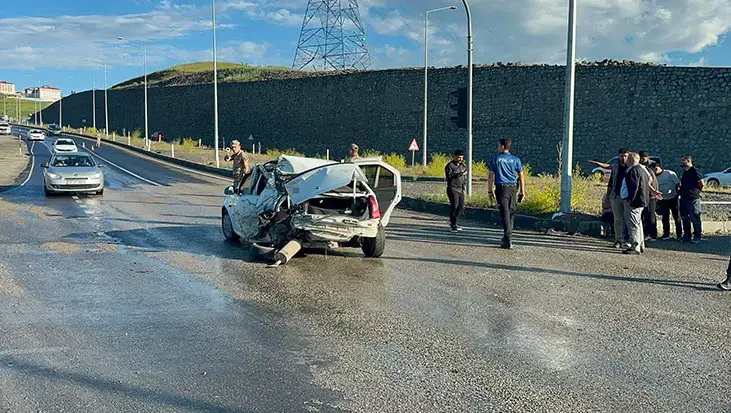 Ağrı'da feci kaza! Freni patlayan kamyonet araca çarptı: 2 yaralı