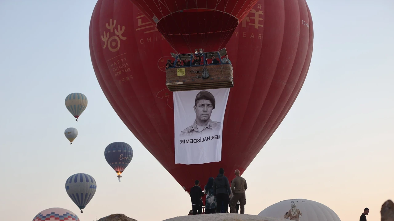 Kapadokya'da balonlar 15 Temmuz anısına Türk bayrakları ve afişlerle uçtu