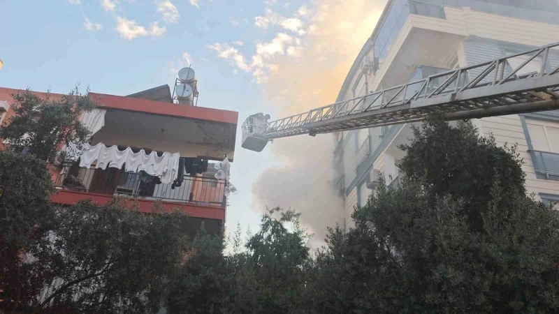 Dört katlı binada can pazarı: 10 kişi ekipler tarafından kurtarıldı