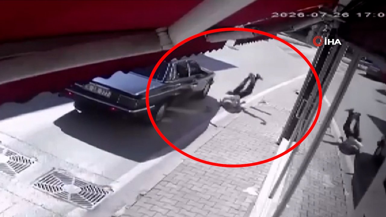 Bursa'da feci kaza kamerada! Koşarak yolun karşısına geçmeye çalışan yaya ağır yaralandı
